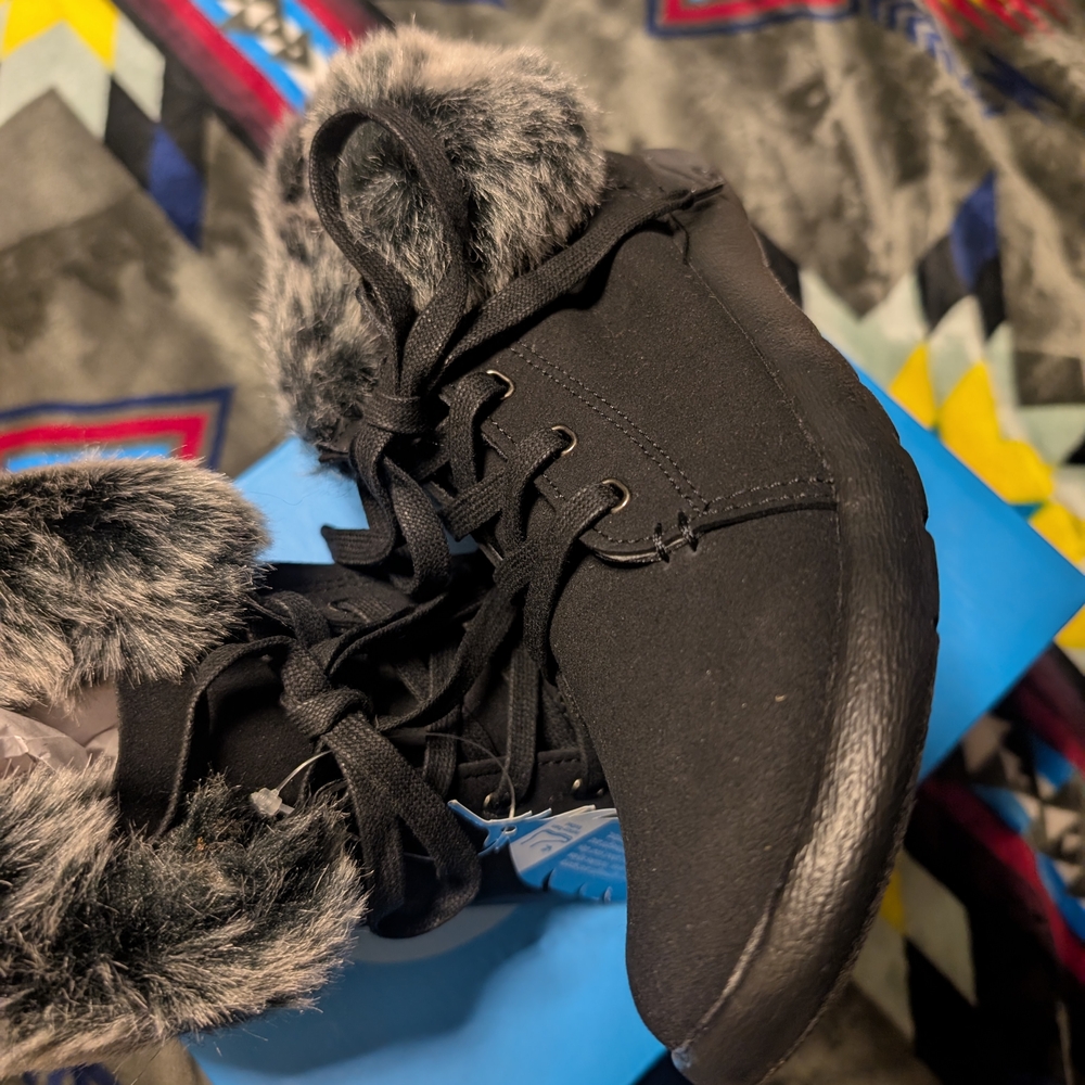 Cozy Black Fur-Lined Women's Shoes - Picture 4 of 6
